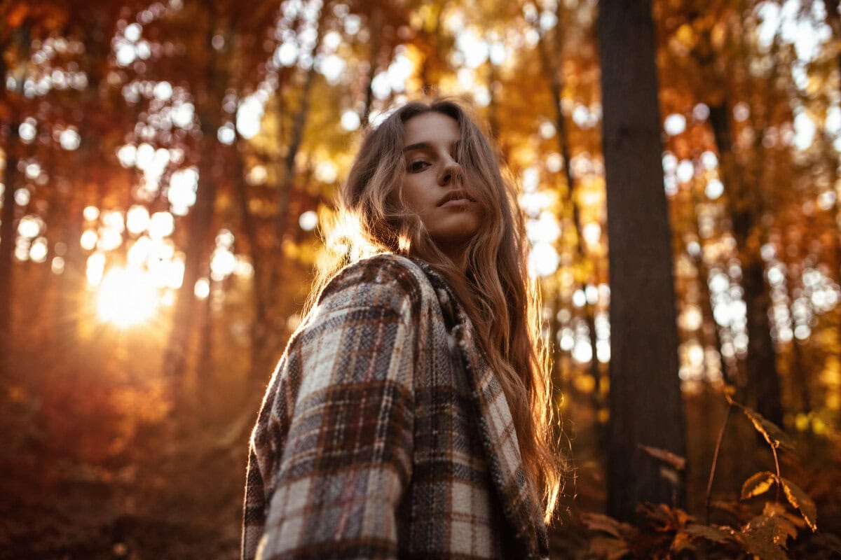 Ergebnis eines strukturierten Prompts mit Formel: detailreiches Porträt mit Bokeh-Hintergrund und Gegenlicht