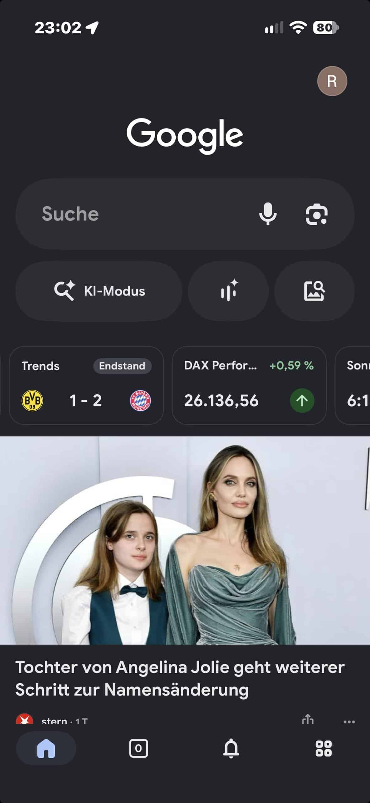 Startbildschirm der Google App auf dem iPhone mit der KI-Modus-Schaltfläche direkt unter dem Suchfeld.