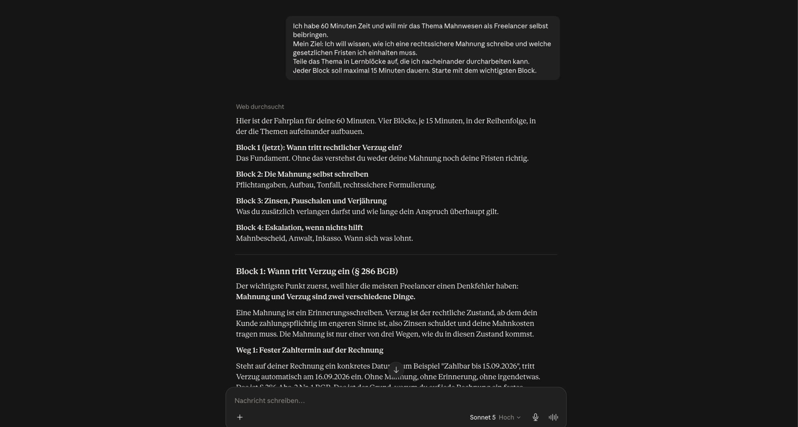 Chat mit einer KI, die das Thema Mahnwesen in vier nummerierte Lernblöcke à 15 Minuten aufteilt: Verzug, Mahnung schreiben, Zinsen und Verjährung, Eskalation