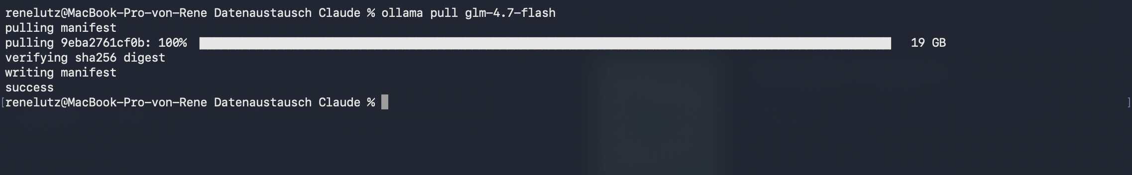 Terminal-Ausgabe von ollama pull glm-4.7-flash nach Abschluss des Downloads: 19 GB, verifiziert, success