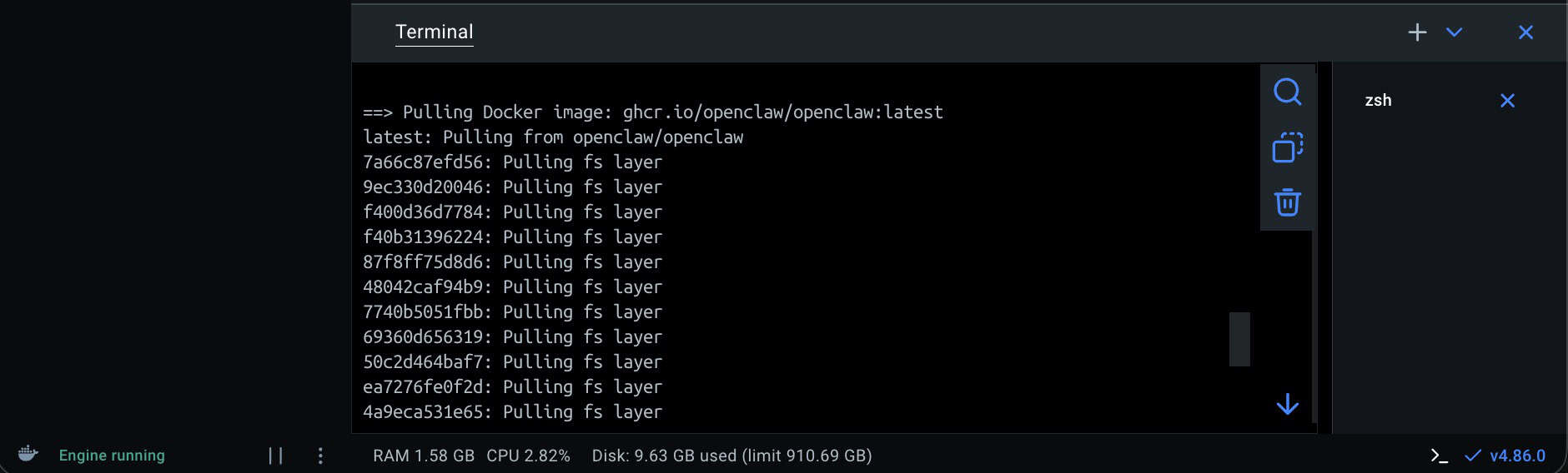Terminal zeigt den Download des OpenClaw-Docker-Images ghcr.io/openclaw/openclaw:latest während des Setup-Skripts, mehrere Dateisystem-Layer werden geladen.