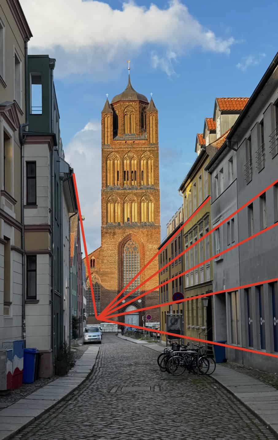 Echtes Foto mit eingezeichneten Perspektivlinien: Alle Linien treffen sich an einem einzigen Fluchtpunkt